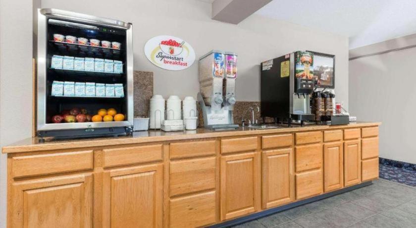Super 8 By Wyndham Beloit Hotel Exterior photo