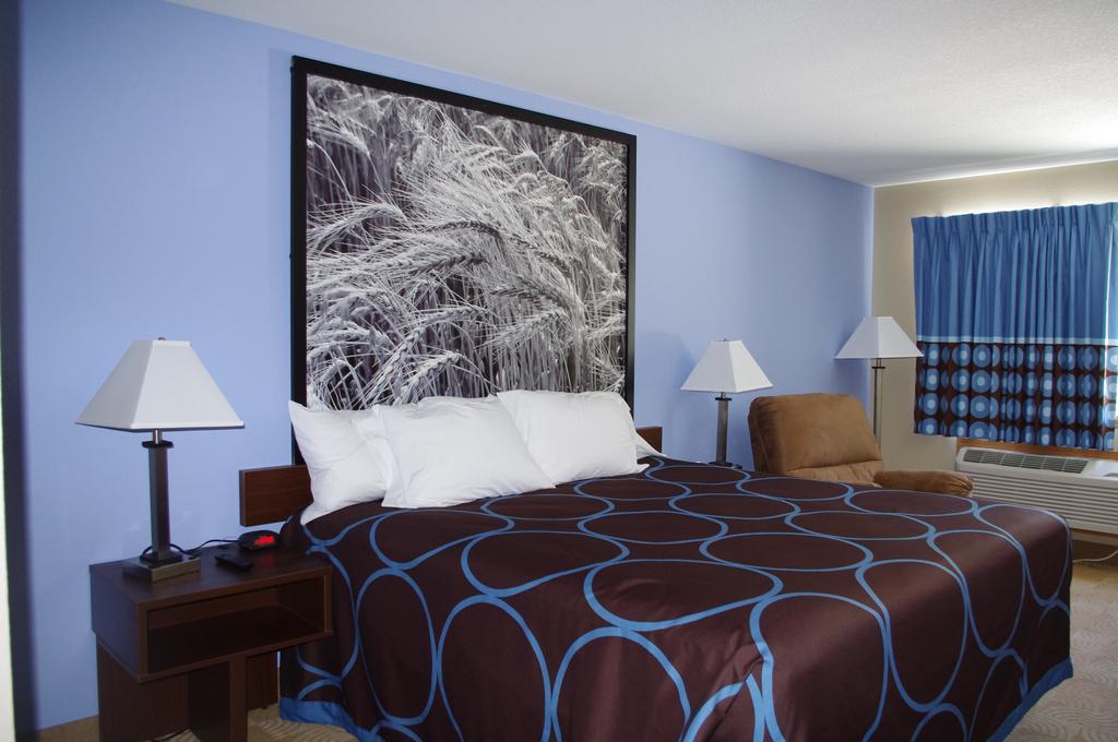 Super 8 By Wyndham Beloit Hotel Room photo